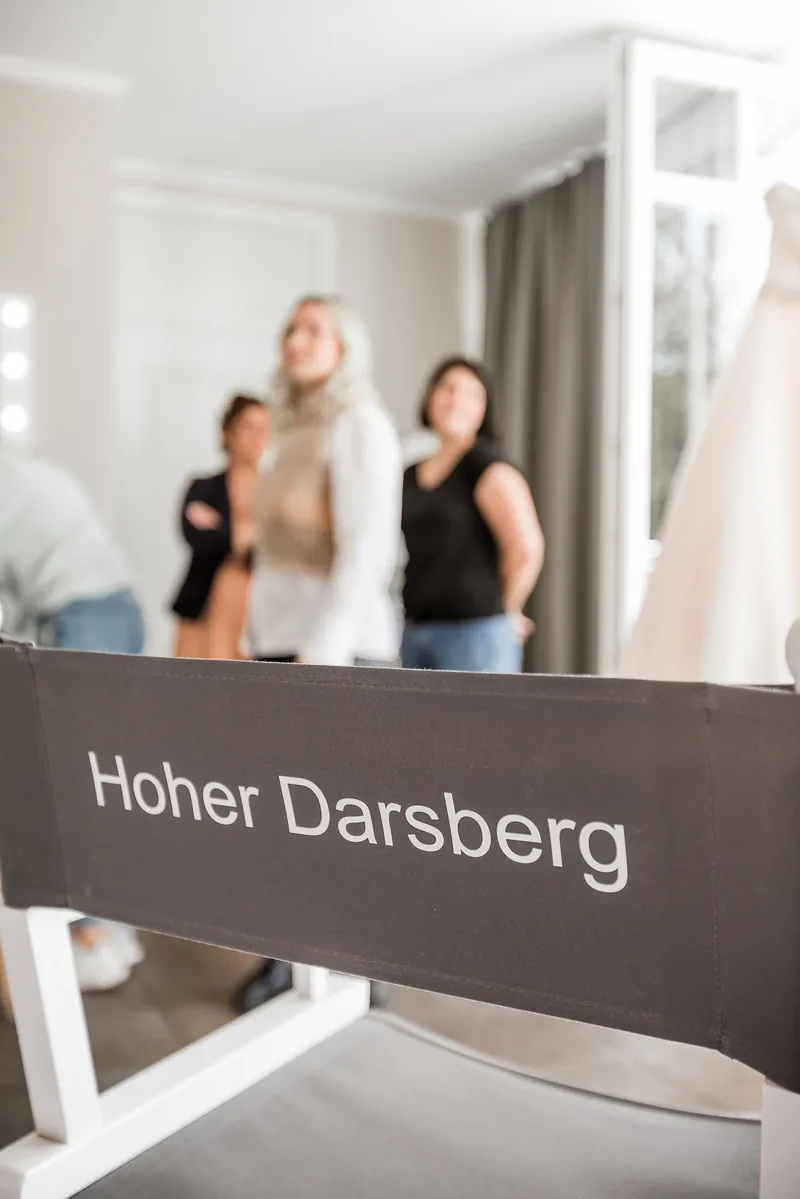 Hochzeit Hoher Darsberg – Brautpaar zwischen den Bäumen