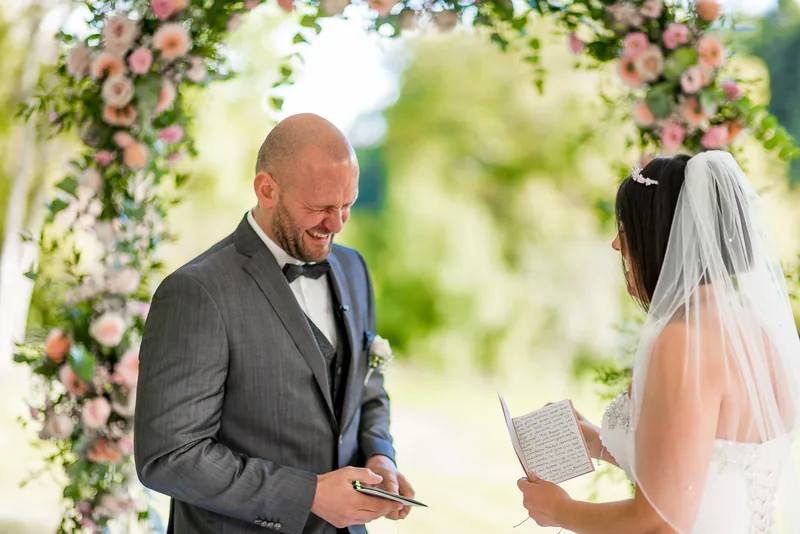 Hochzeit Hoher Darsberg – Brautpaar zwischen den Bäumen