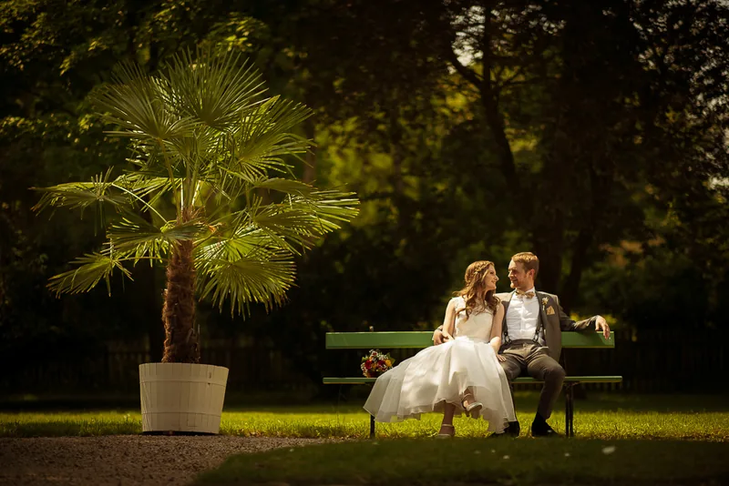 Hochzeit im Park Schönbusch Aschaffenburg – Brautpaar am See