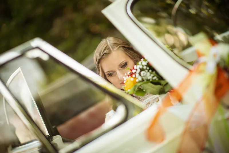 Hochzeit Schönbusch Aschaffenburg – Brautstrauß am Tempel