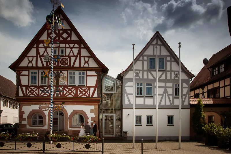 Park Schönbusch – Brautpaar vor dem klassizistischen Schlösschen