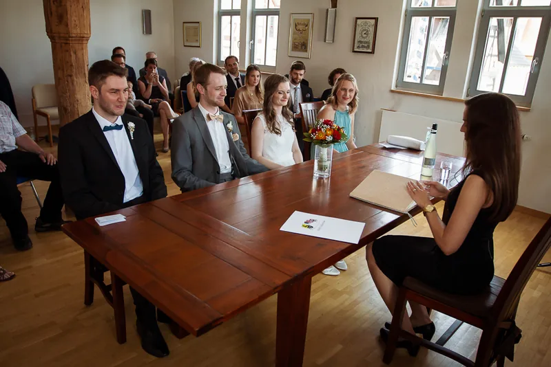 Schönbusch Aschaffenburg Hochzeit – romantischer Moment am See