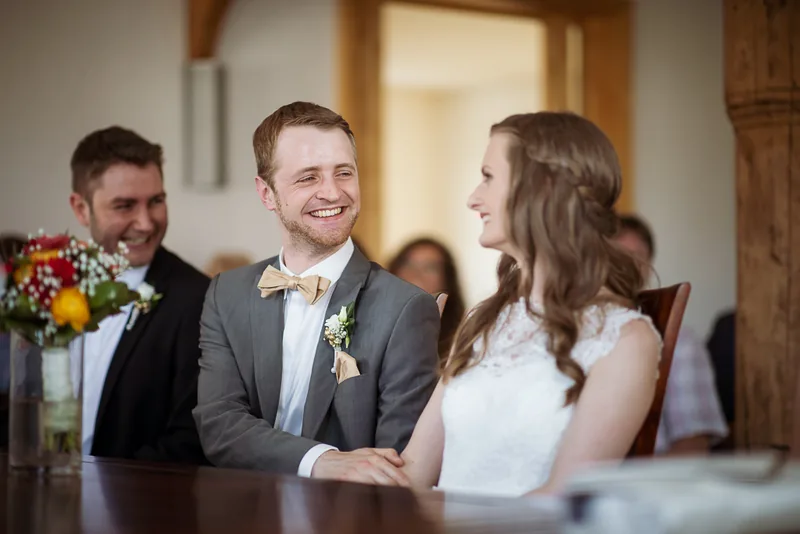 Hochzeit Park Schönbusch – Brautpaar lacht beim Paarshooting