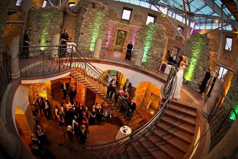 Hochzeit auf dem Jagdschloss Platte in Wiesbaden – Brautpaar im historischen Saal