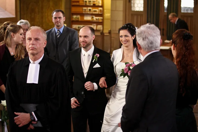 Hochzeit auf dem Jagdschloss Platte in Wiesbaden – Brautpaar im historischen Saal