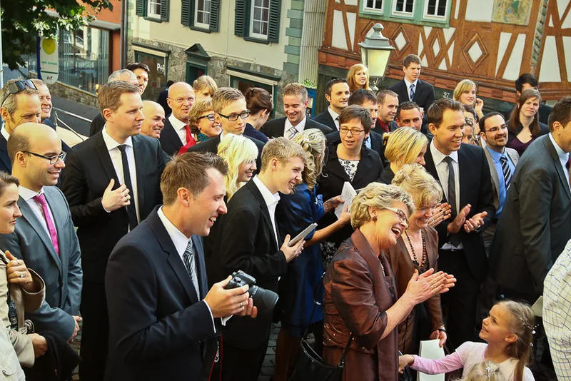 Hochzeit Jagdschloss Platte – Brautpaar vor der Sandsteinruine