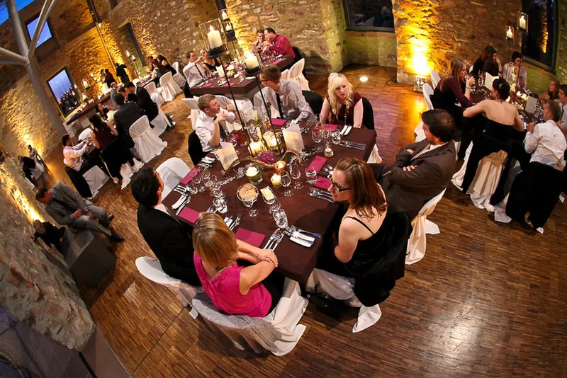 Hochzeit Jagdschloss Platte – Brautpaar vor der Sandsteinruine