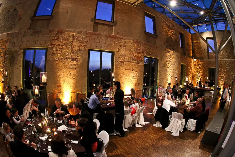 Jagdschloss Platte Hochzeit – Festtafel unter der Glaskuppel