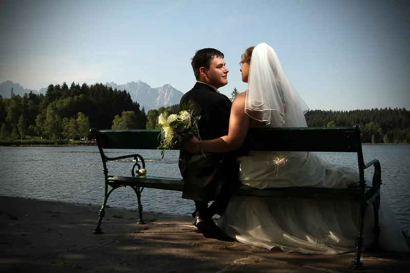 Kitzbühler Alpen Hochzeit – Brautkleid im Bergwind