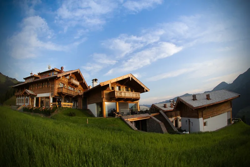 Hochzeit in den Kitzbühler Alpen – Brautpaar mit Alpenpanorama