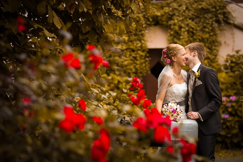 Hochzeit auf der Ronneburg – Brautpaar im historischen Burghof