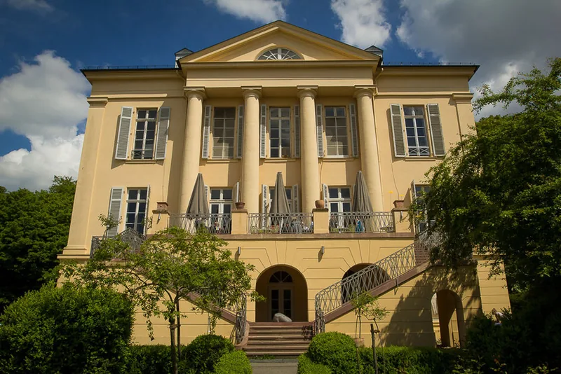 Schloss Freudenberg Wiesbaden – Brautpaar vor dem historischen Eingang