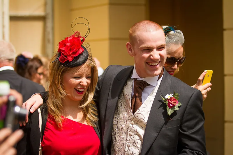 Hochzeit auf Freudenberg – Brautpaar mit Gästen