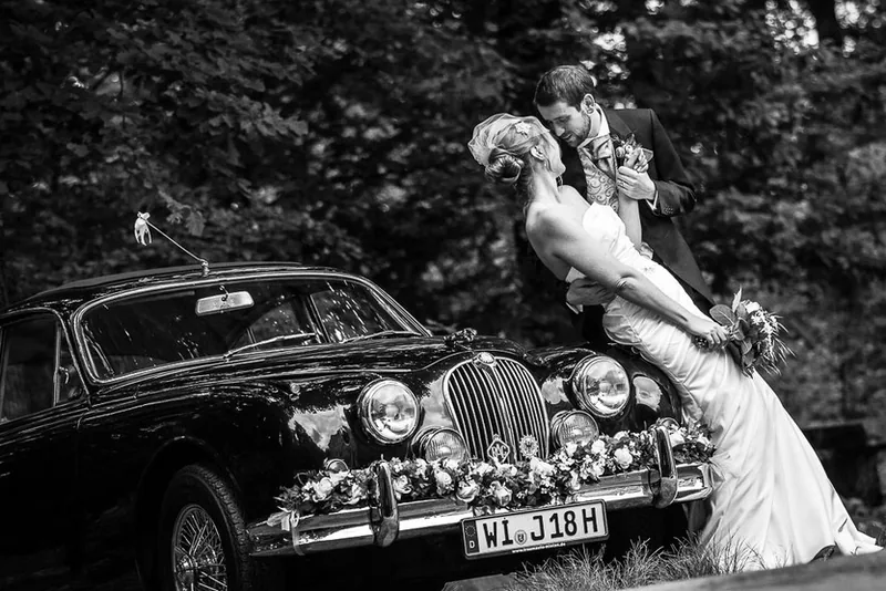 Hochzeit auf Freudenberg – Brautpaar mit Gästen