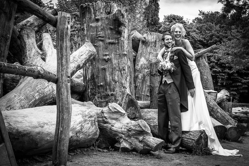 Hochzeit auf Schloss Freudenberg in Wiesbaden – Brautpaar im Schlosspark