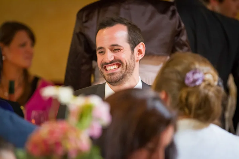Hochzeit Schloss Freudenberg in Wiesbaden – Brautpaar Hand in Hand