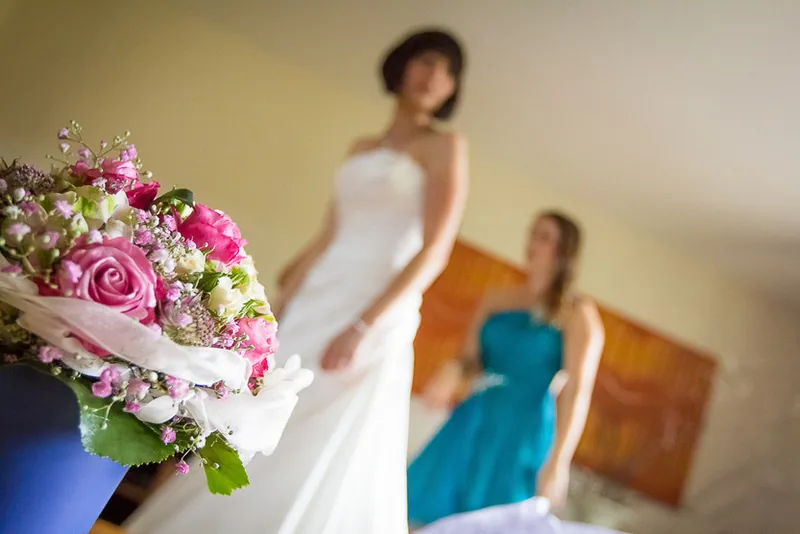 Hochzeit Harz – Brautpaar Hand in Hand vor dem Schloss