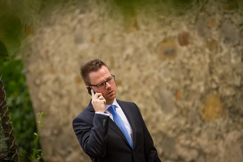 Blankenburg Hochzeit – Brautpaar im Park vor dem großen Schloss