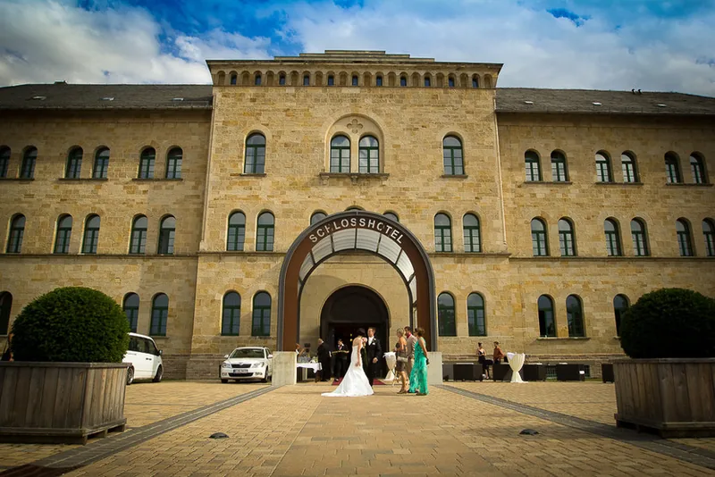 Hochzeit im Schlosshotel Blankenburg im Harz – Brautpaar im Schlosspark