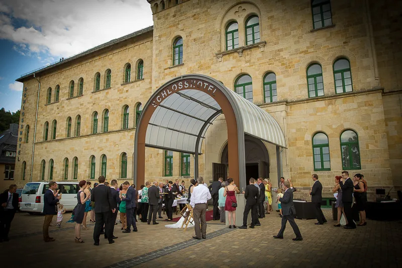 Hochzeit Schloss Harz – Brautstrauß vor dem Schloss