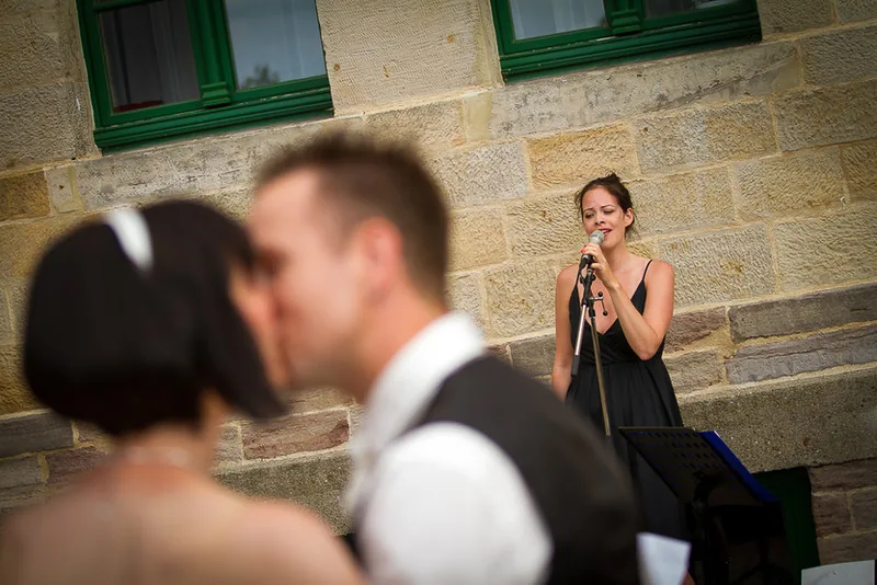 Hochzeit Harz – Brautpaar Hand in Hand vor dem Schloss