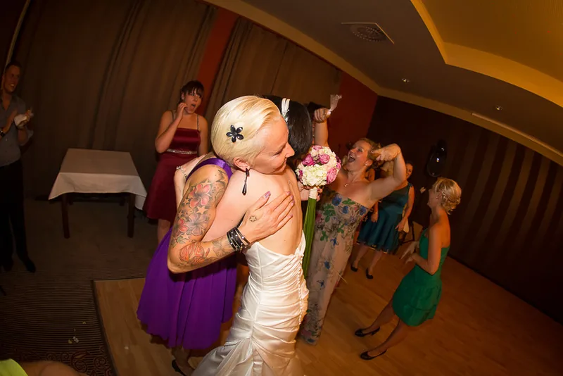 Hochzeit Harz – Brautpaar Hand in Hand vor dem Schloss