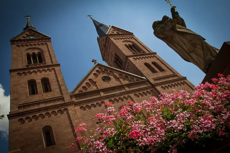 Hochzeit Seligenstadt – Brautpaar mit Gästen vor der Kirche
