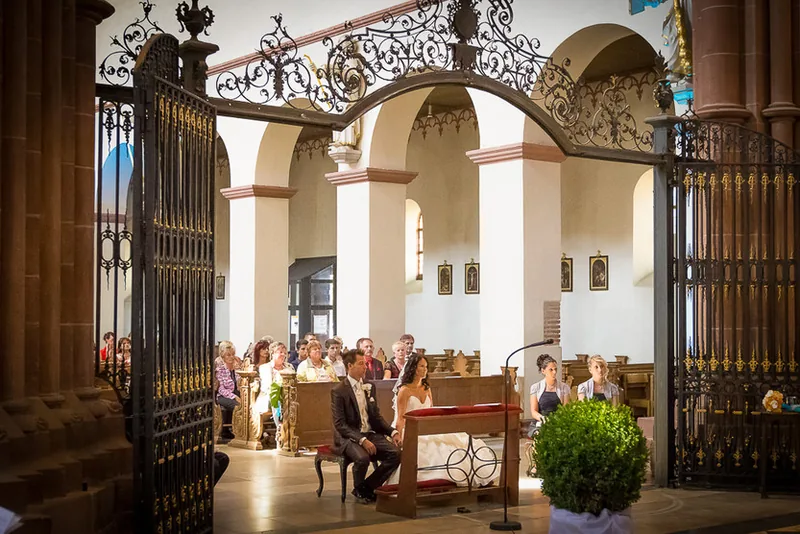 Hochzeit Seligenstadt – Brautpaar mit Gästen vor der Kirche