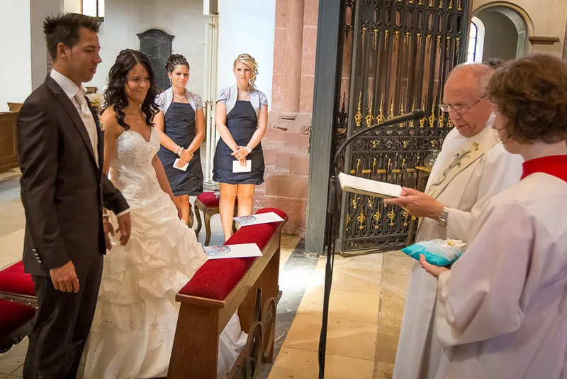 Hochzeit in Seligenstadt – Brautpaar vor der Einhard-Basilika