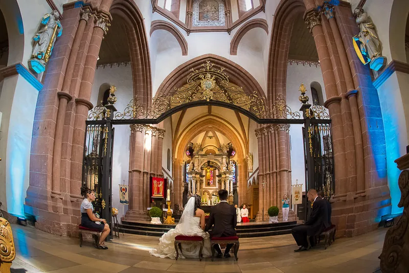 Hochzeit Basilika Seligenstadt – Brautpaar nach der Trauung