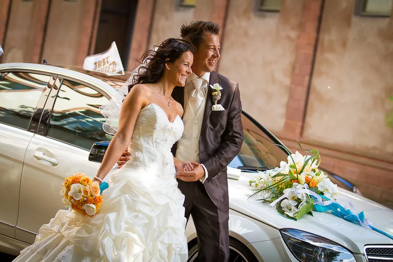 Seligenstadt Hochzeit – Brautpaar lacht in der Altstadt