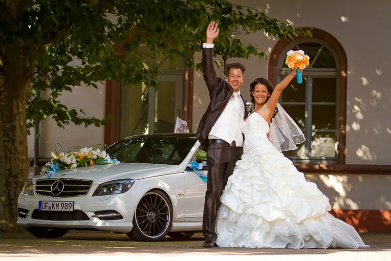 Hochzeit in Seligenstadt – Brautpaar vor der Einhard-Basilika