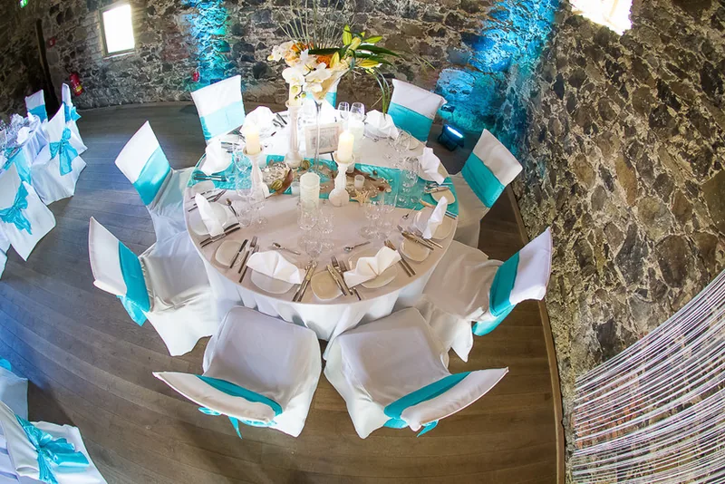 Hochzeitsfotograf Seligenstadt – Brautpaar vor dem Klostergarten