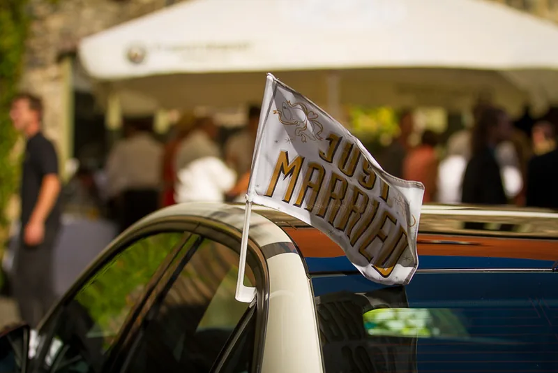 Hochzeit Seligenstadt – Brautpaar mit Gästen vor der Kirche