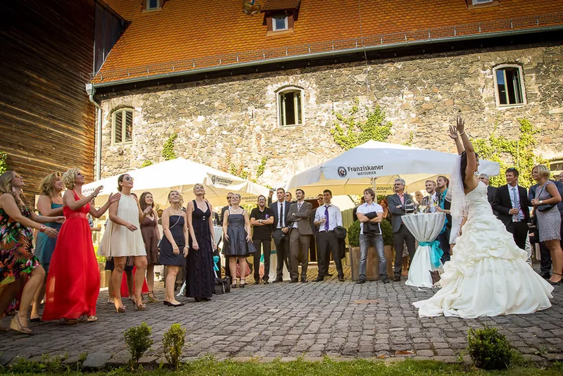 Klostergarten Seligenstadt – romantischer Moment des Brautpaars