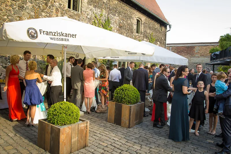 Hochzeit in Seligenstadt – Brautpaar vor der Einhard-Basilika