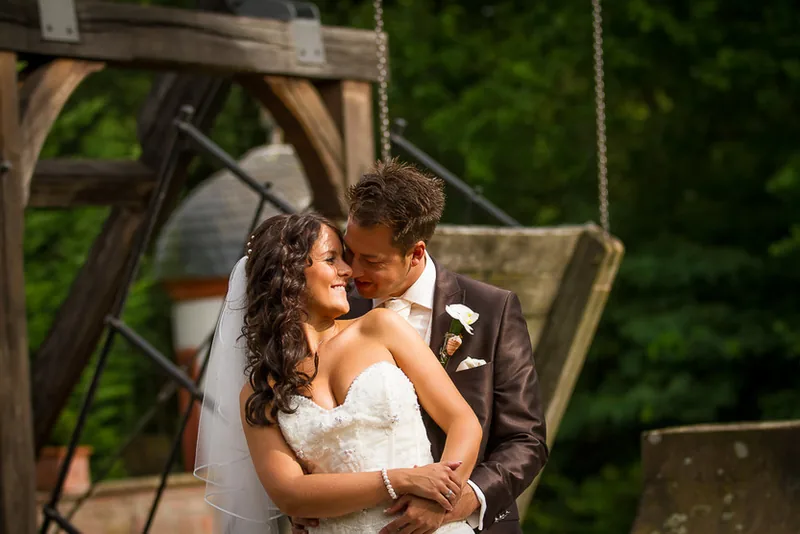 Hochzeit Seligenstadt – Brautpaar mit Gästen vor der Kirche