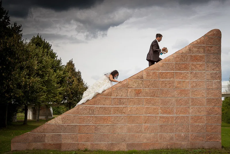 Seligenstadt Hochzeit – Brautpaar lacht in der Altstadt