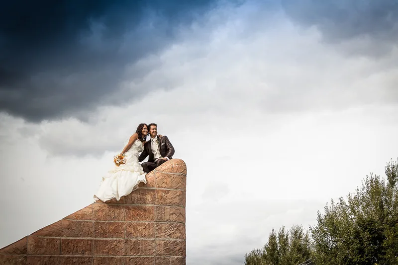 Hochzeit in Seligenstadt – Brautpaar vor der Einhard-Basilika