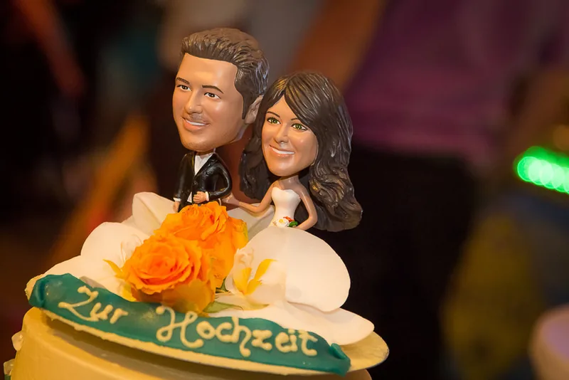 Seligenstadt Hochzeit – Brautpaar lacht in der Altstadt