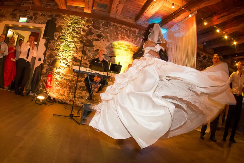 Hochzeitsfotograf Seligenstadt – Brautpaar vor dem Klostergarten