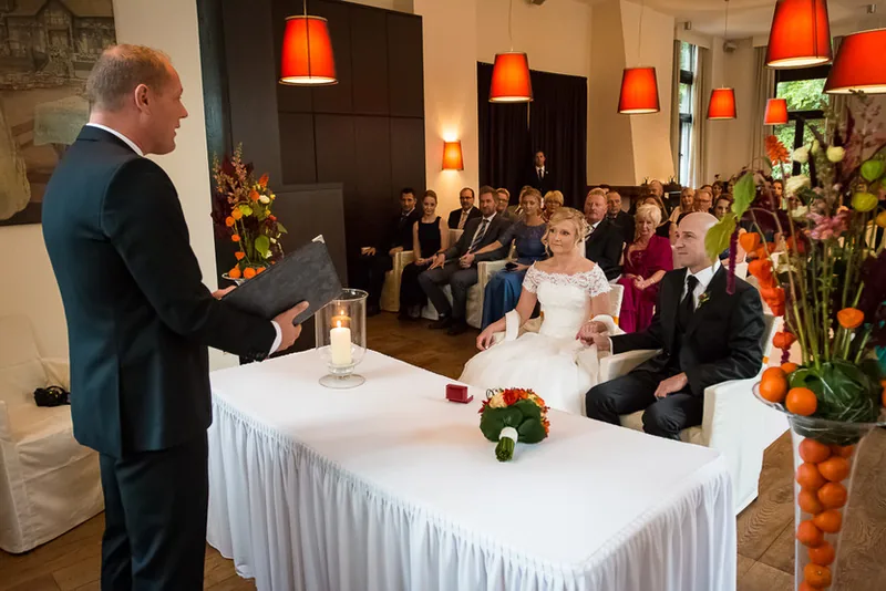 Villa im Tal – Brautpaar Hand in Hand vor der Villa