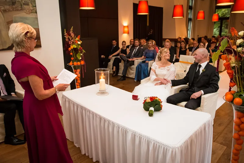 Hochzeit Villa im Tal – Brautpaar unter alten Bäumen