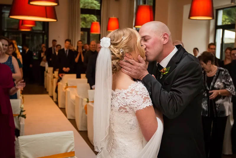 Hochzeit Villa im Tal – Brautstrauß auf der Festtafel