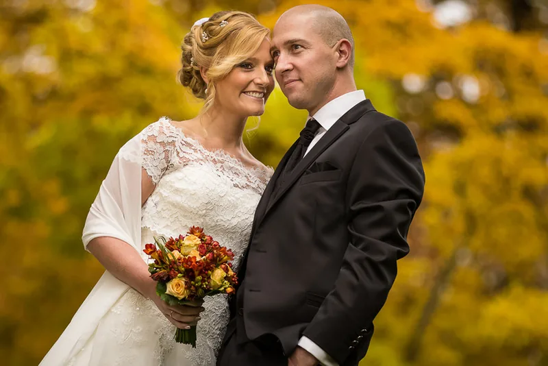 Hochzeit Villa im Tal – Brautpaar lacht herzlich