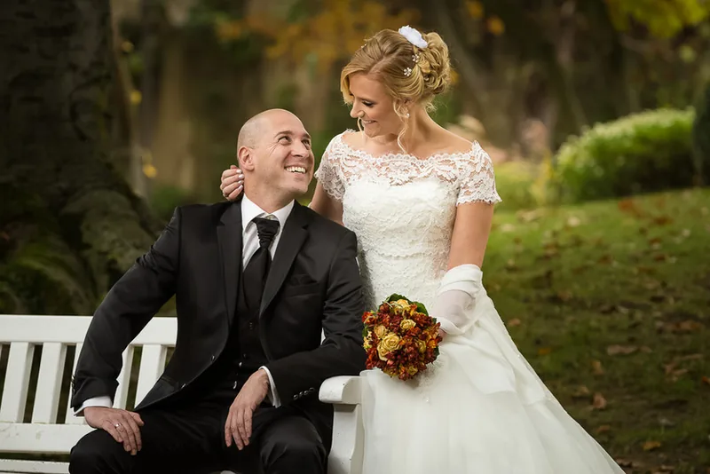 Hochzeit Villa im Tal – Brautpaar unter alten Bäumen