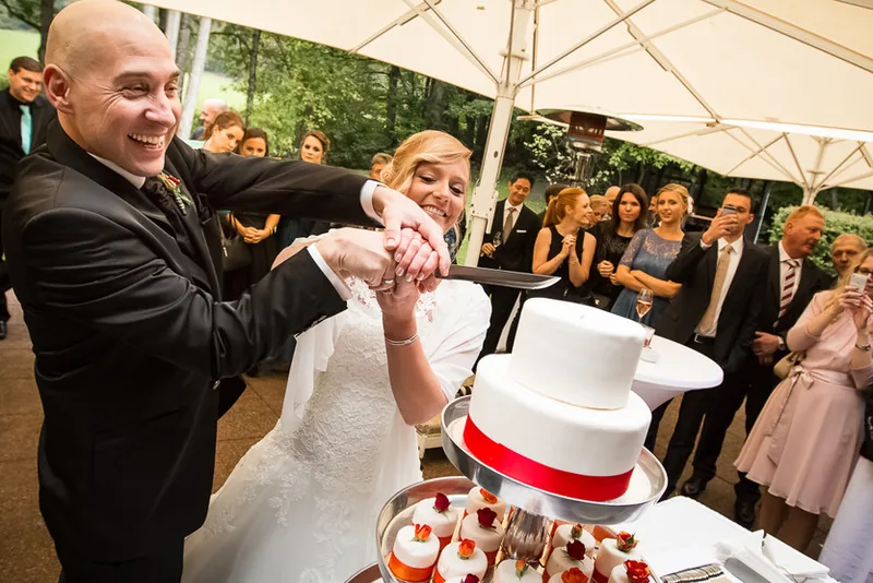 Hochzeit Villa im Tal – Brautstrauß auf der Festtafel