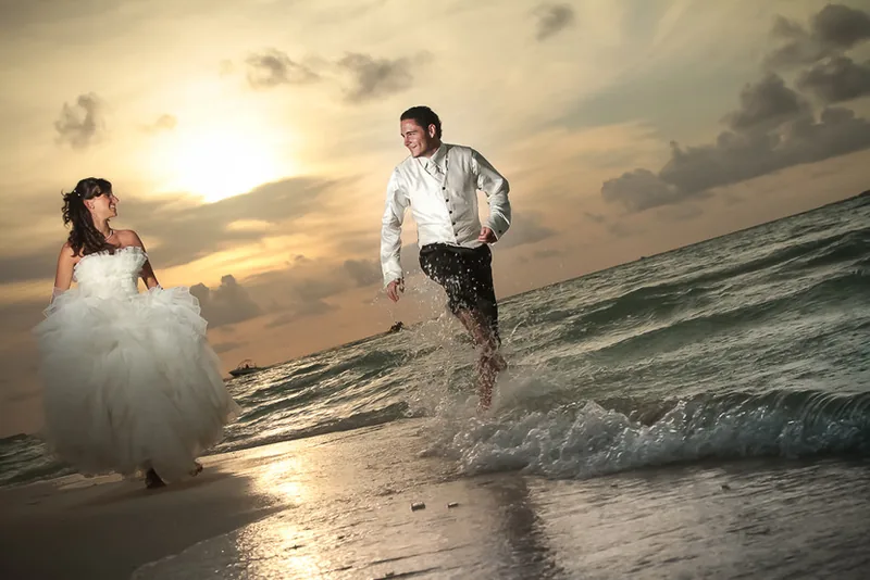 Hochzeitsfotograf auf den Malediven – Brautpaar am türkisblauen Meer