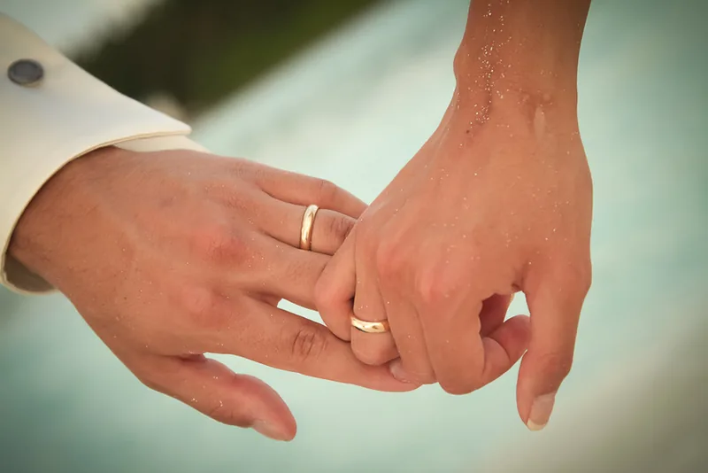 After Wedding Shooting Malediven – Brautstrauß am Strand