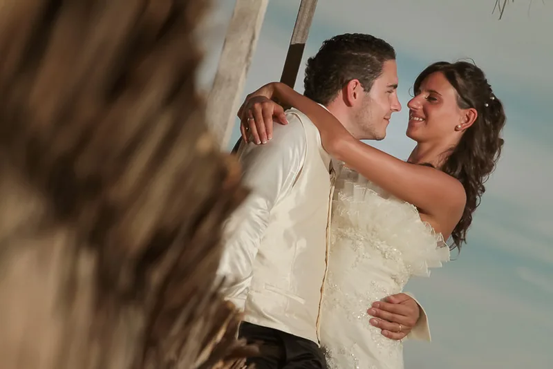 Hochzeit Malediven – Brautpaar lacht im Indischen Ozean